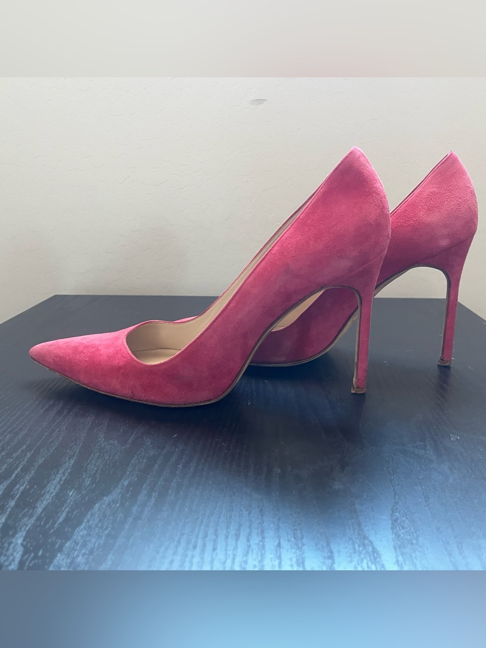 Manolo Blahnik BB 105 pointed-toe pumps in gorgeous hot pink/fuchsia suede. - Picture 4 of 5